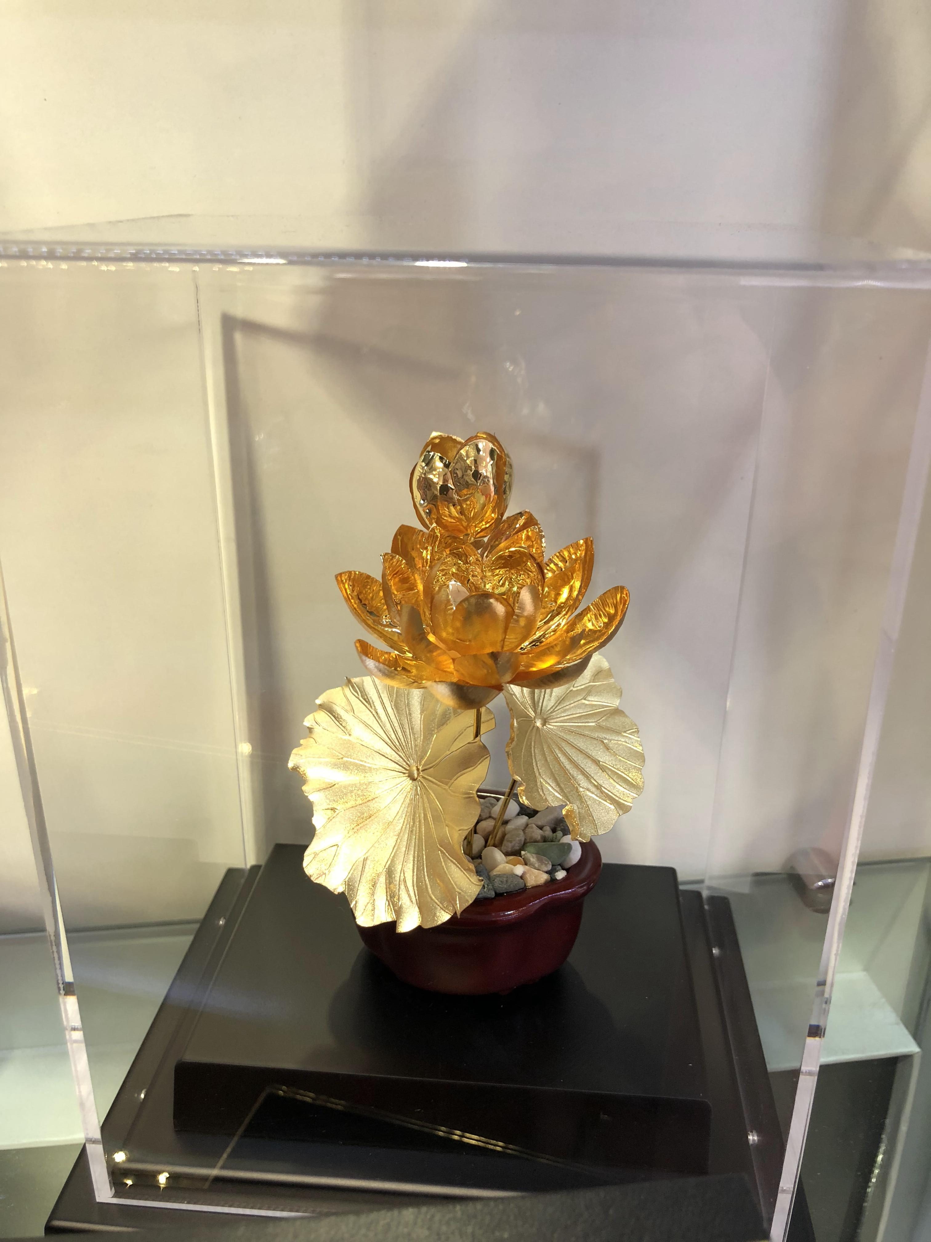 Biểu Tượng Sen Dát Vàng